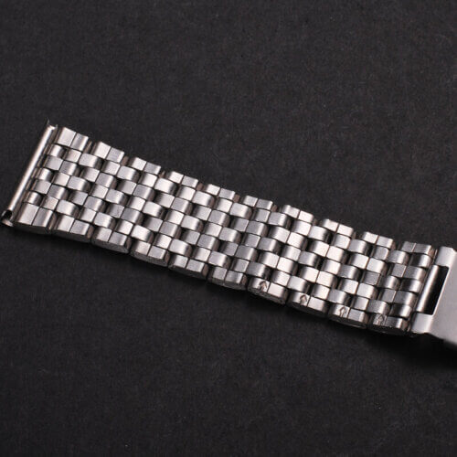 Uhrenarmband metall silbern 7 Glieder Nahaufnahme