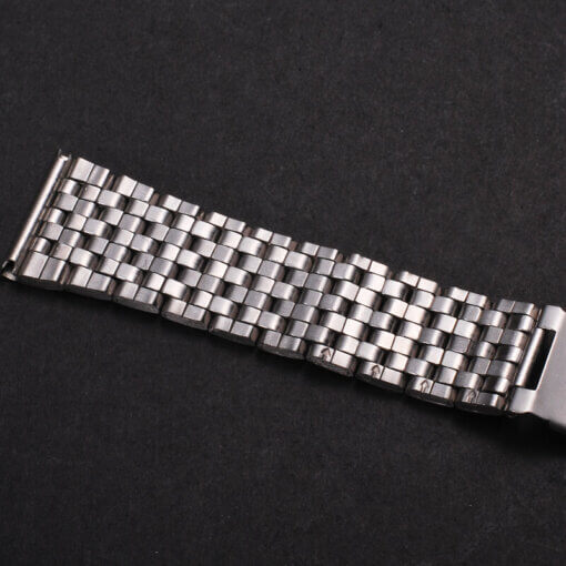 Uhrenarmband metall silbern 7 Glieder Nahaufnahme